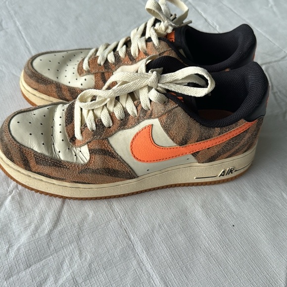 2021 Nike Air Force 1 ’07 DAKTARI – TIGER STRIPES’ coconut milk/atomic orange - Picture 1 of 9